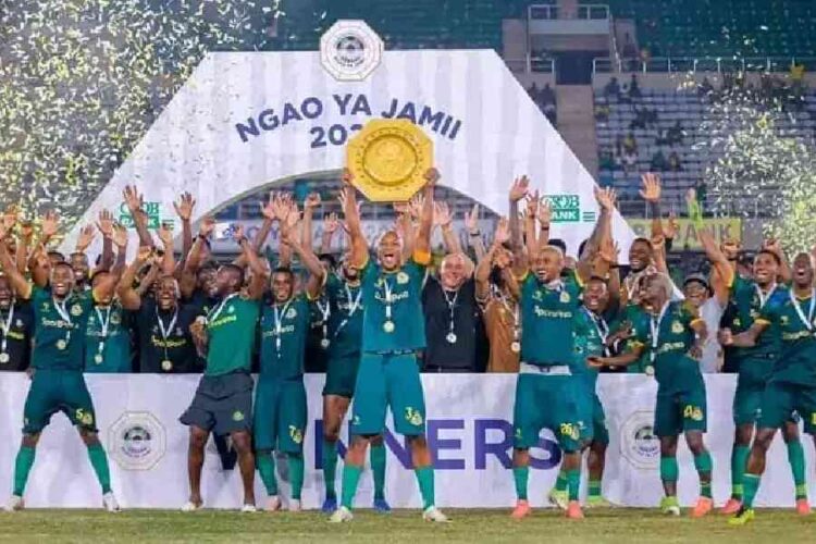 Stéphane Aziz Ki et les Young Africans vainqueurs de la Supercoupe de Tanzanie